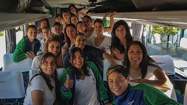 Las “Valletanas” posaron para Jornada dentro del micro que las conduce a Mendoza, sede del tercer Nacional femenino del Interior.