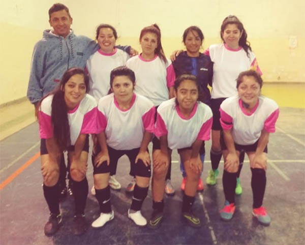 Las Pibas, el equipo líder en la categoría femenina del torneo de la Asociación Kiñewén de futsal.