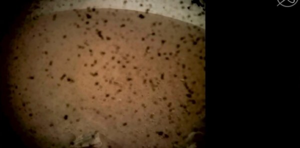 La primera foto fue enviada por dos satélites que acompañaron al InSight durante su travesía a Marte.