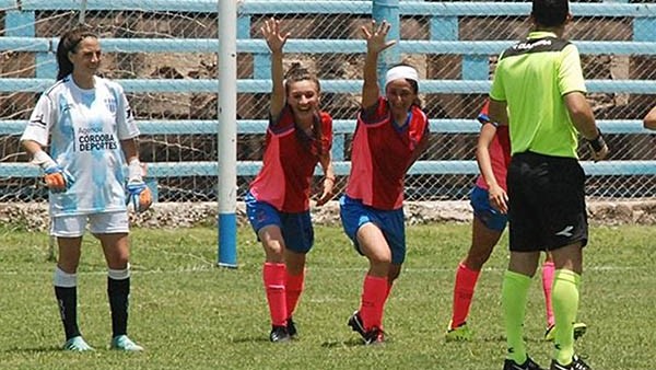 Eva Schmid (derecha) festeja su gol, el segundo de las “Valletanas”, junto a Gallardo. Schmid marcó su segundo tanto afista, al igual que Segundo.