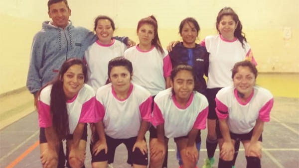 Las Pibas, el equipo líder en la categoría femenina del torneo de la Asociación Kiñewén de futsal.