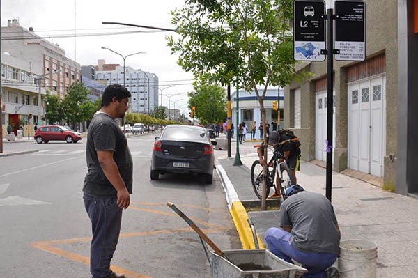 Trabajadores. Los municipales ponen a punto la nueva señalización para el recorrido que se inicia el sábado.