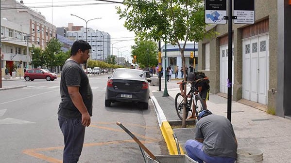 Trabajadores. Los municipales ponen a punto la nueva señalización para el recorrido que se inicia el sábado.