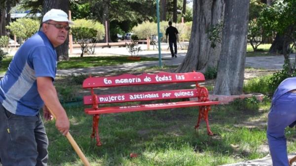 Personal municipal procedió a instalar el banco rojo en el espacio verde sobre la calle Mariano Moreno.