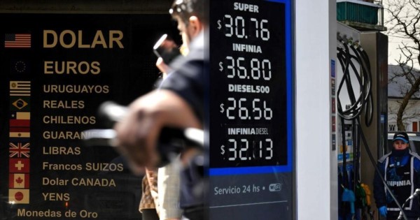 Por qué sube la nafta si baja el dólar y se abarata el petróleo es la gran pregunta.
