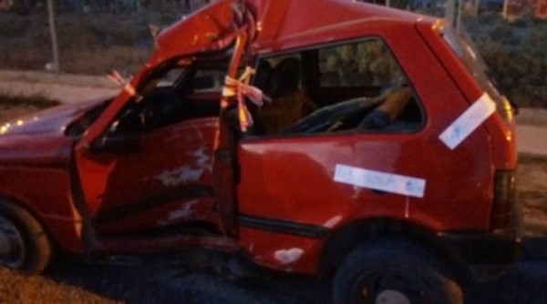 El auto impactó de lleno contra una columna de alumbrado (foto enblancoynegro.com.ar)