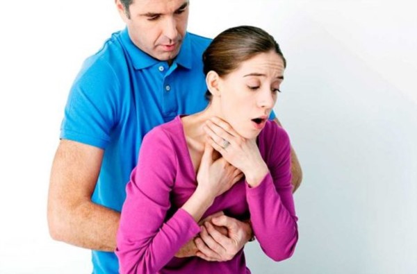 ¿Sabe usted cómo ayudar a una persona que se está atragantando? Conozca la maniobra de Heimlich.