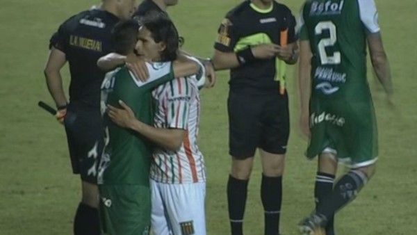 Sarmiento, con 1 menos, igualó 0-0 ante Agropecuario y continúa en lo más alto de la tabla en la B Nacional.