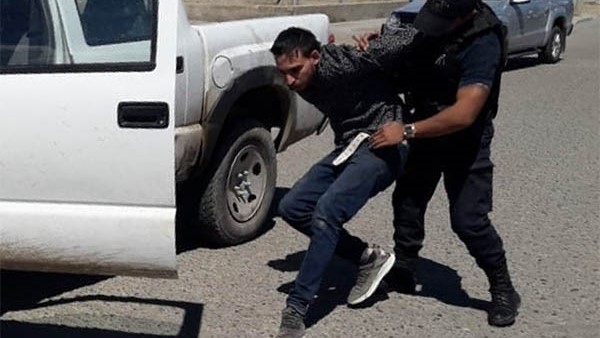 Atrapado. Lo detuvo la Policía justo a tiempo y en plena faena.