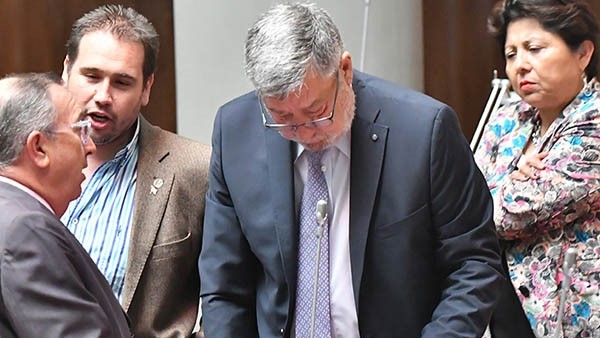 Roddy Ingram rodeado de los diputados del FpV en una sesión difícil.