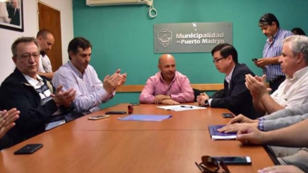 La firma del convenio de traspaso entre el intendente y las autoridades de la empresa Red Chamber.