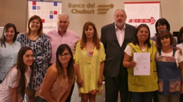 Julio Ramírez, junto a miembros del directorio y de la organización social concretaron la entrega.