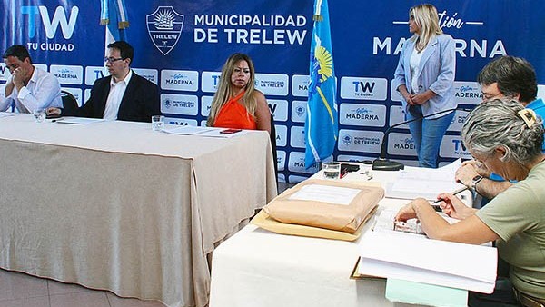 Ofertas. Una postal de la apertura de los sobres para otra obra que se inicia en Trelew con la actual gestión. 