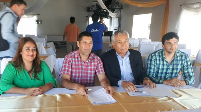 Trato hecho. Ambos gremios firmaron un acuerdo para los afiliados.