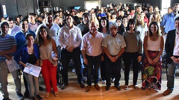 Entrega. Una postal de los beneficiados por los talleres, que recibieron su certificado en Puerto Madryn. 