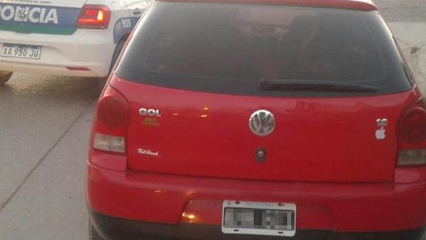 El VW Gol fue interceptado por la Policía a metros del sitio del hurto.
