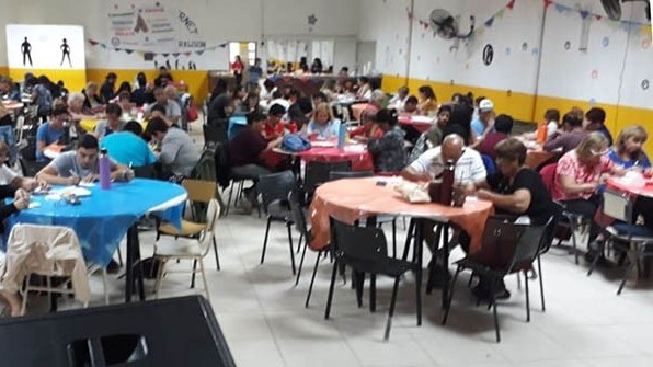 Exitoso Mate Bingo realizado por “Patitas Rawsenses”, con premios y emoción.