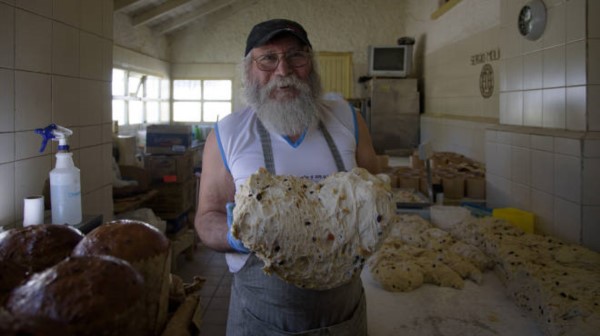 Nicolás Martínez, el Papá Noél de Bariloche, y su gran proeza de regalar 10.000 panes dulce a los pobres. (Foto: Marcelo Martínez)