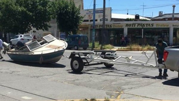 La embarcación cayó de un trailer y quedó en medio de la avenida.