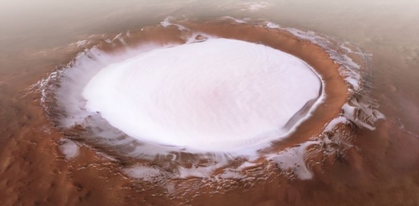 El cráter Korolev está lleno de hielo de unos 1.800 metros de espesor.
