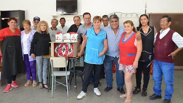 El Club de Abuelos Caminito del bº Progreso recibió cajas navideñas.