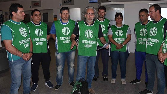 Gremio. Los trabajadores de la ANAC en la estación de la ciudad del Golfo, con inquietud por las versiones.  