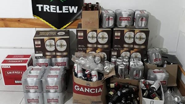 Alcohol. Una postal de las bebidas que se decomisaron en el “Operativo Santa Claus” en Trelew.