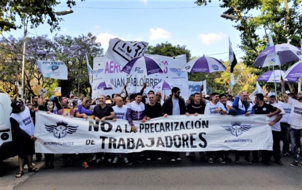 Los aeronavegantes se movilizan en defensa de sus derechos laborales, en contra de la precarización que avanza en el sector y ante el eventual vaciamiento que está  sufriendo Aerolineas Argentinas.