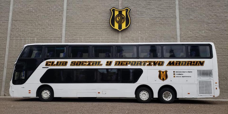 Así luce el nuevo colectivo del club Deportivo Madryn, que se conoció ayer a través de las redes sociales.