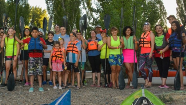 Con 50 embarcaciones y 60 palistas, se realizó el viernes la bajada nocturna de fin de año, que tuvo un recorrido de 6 kilómetros, desde la montada hasta el club Huracán de Trelew.