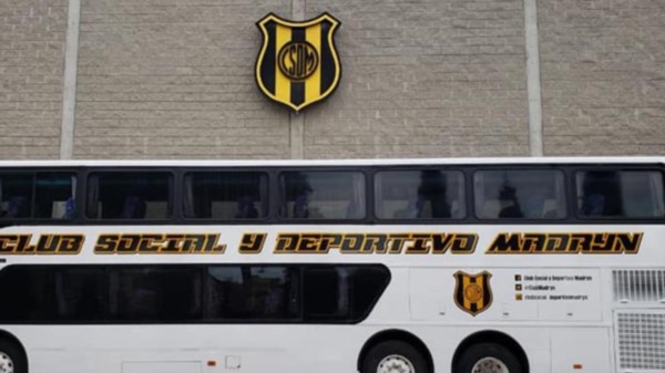 Así luce el nuevo colectivo del club Deportivo Madryn, que se conoció ayer a través de las redes sociales.