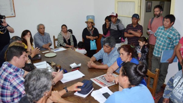 Discusión. Las familias afectadas buscan algún mecanismo oficial para no quedarse sin servicios vitales.