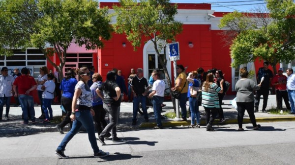 Protesta. En la vereda del municipio capitalino, los afiliados de los tres gremios protestaron muy fuerte.