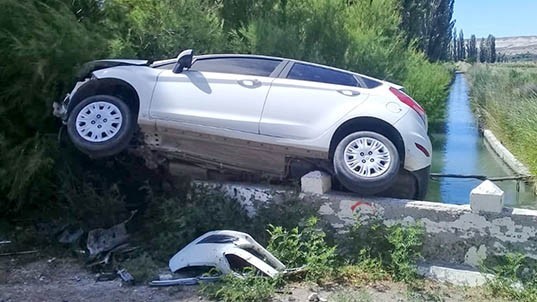 El Ford Fiesta tuvo un despiste y terminó sobre las barandas de cemento de un pequeño puente del canal.