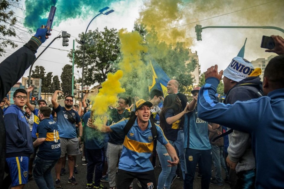 Los hinchas de Boca muestran su apoyo al equipo antes de partir rumbo a Madrid.