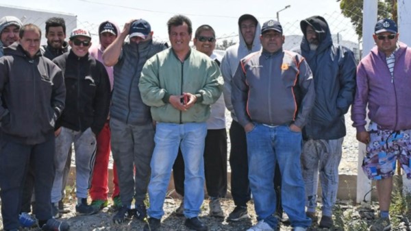 Reclamo. Los operarios de la pesquera dicen que es la única empresa que no firmó el acuerdo salarial.