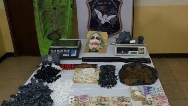 La Policía decomisó tres kilos de marihuana, 335 dosis de cocaína, una escopeta, cartuchos, balanzas, dinero en efectivo, un kayak y una máscara del Guasón.