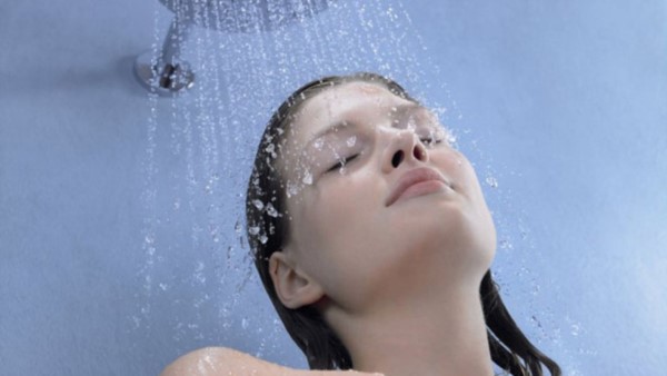 La mujer fue filmada completamente desnuda mientras tomaba una ducha. (Archivo)