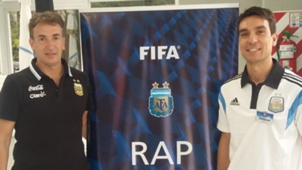 Savorani posa con Federico Beligoy, en un curso FIFA semanas atrás.