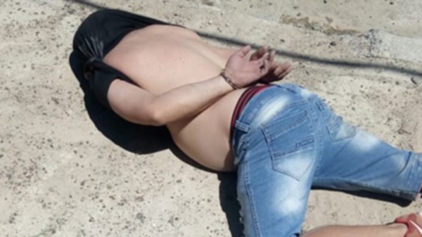 Antes de que fuera reducido, arrojó el arma a un patio lindero, donde un vecino hizo entrega espontánea.