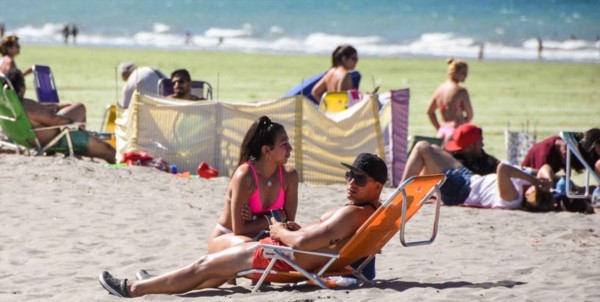 A la playa. Aprovechando el calor de este viernes, Madryn se vistió de verano.
