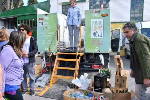 Los promotores ambientales aclaran las dudas de los vecinos en cada Ecocanje.
