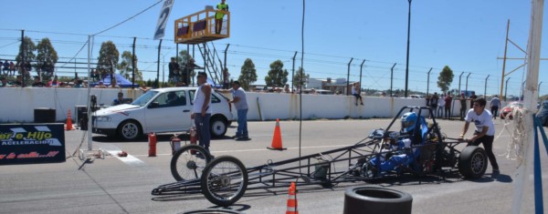 En la largada un Gol, auto tradicional, y una novedosa máquina armada especialmente para estas competencias. Lo que se busca es tener el menor peso para obtener más velocidad.