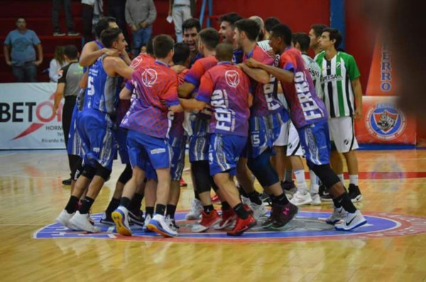 La ronda y el festejo de los jugadores de Ferro por la agónica victoria que sirvió para treparse a la punta. (foto: @javigarciapm).