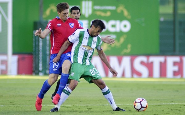 Banfield y Nacional de Montevideo empataron 2-2 en el Sur y la serie se definirá en Uruguay.
