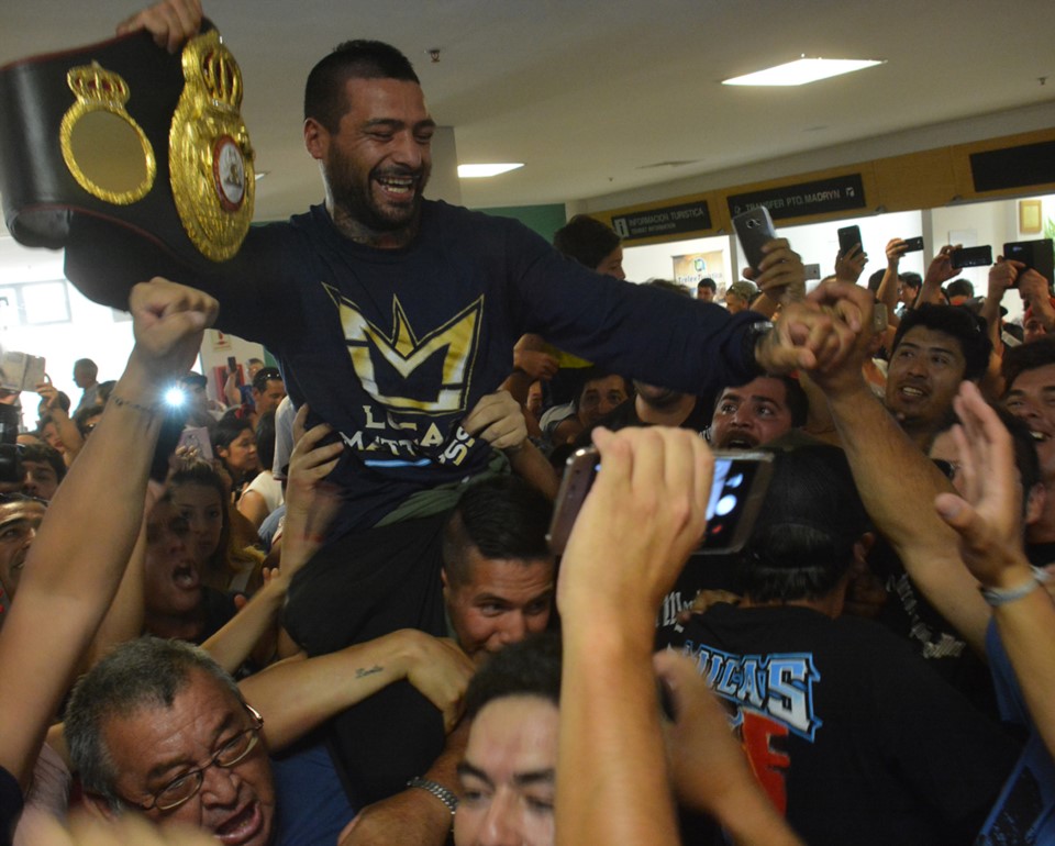 Lucas Matthysse, recibido efusivamente en Trelew tras haber logrado el título, va por más gloria.
