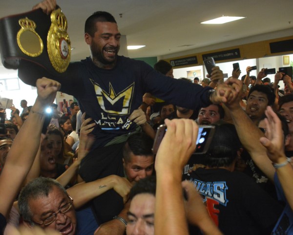 Lucas Matthysse, recibido  efusivamente en Trelew tras haber logrado el título, va por más gloria.