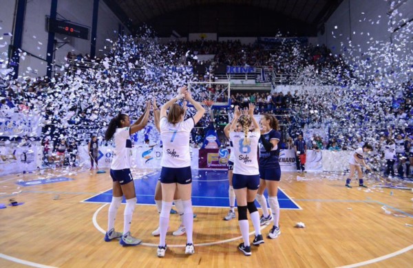 El equipo Universitario de Caleta Olivia, con la trelewense Paula Fernández, ganó dos partidos de visitante.