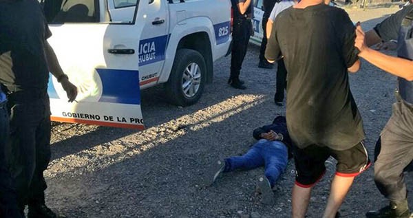 El joven, herido, yace en el suelo luego de ser detenido por la Policía. Fue trasladado al hospital Zonal.