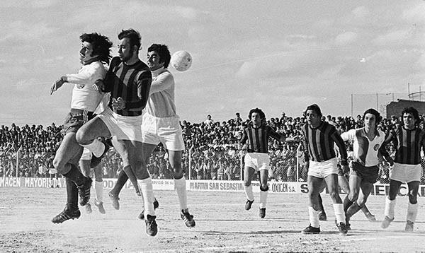 Independiente de Trelew ganó el Regional 1972 y disputó el Nacional de ese año. En imagen, el “Ratón” Ayala (Izq.) en la visita de San Lorenzo a Trelew.